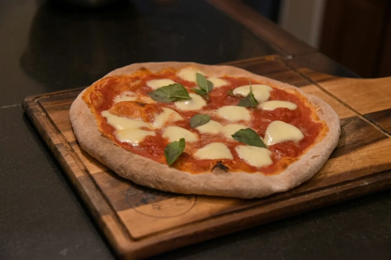 Pizza Margherita artesanal con tomate Mutti y mozzarella Fior di Latte - Domus Pizzería Requinoa