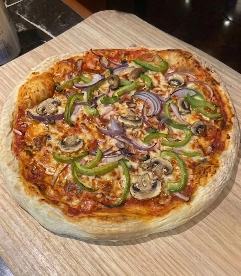 Pizza Veggie artesanal con champiñones y pimentón - Domus Pizzería Requinoa